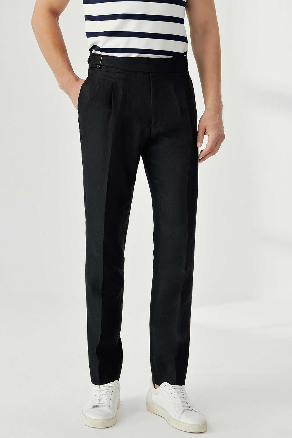 Calça de modelagem gurkha, 100% linho hopsack, com faixa frontal e ajustador lateral - Gork Preta