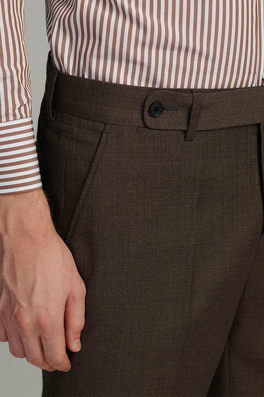 Calça em modelagem italiana, cintura média, com passantes para cinto - Marrom