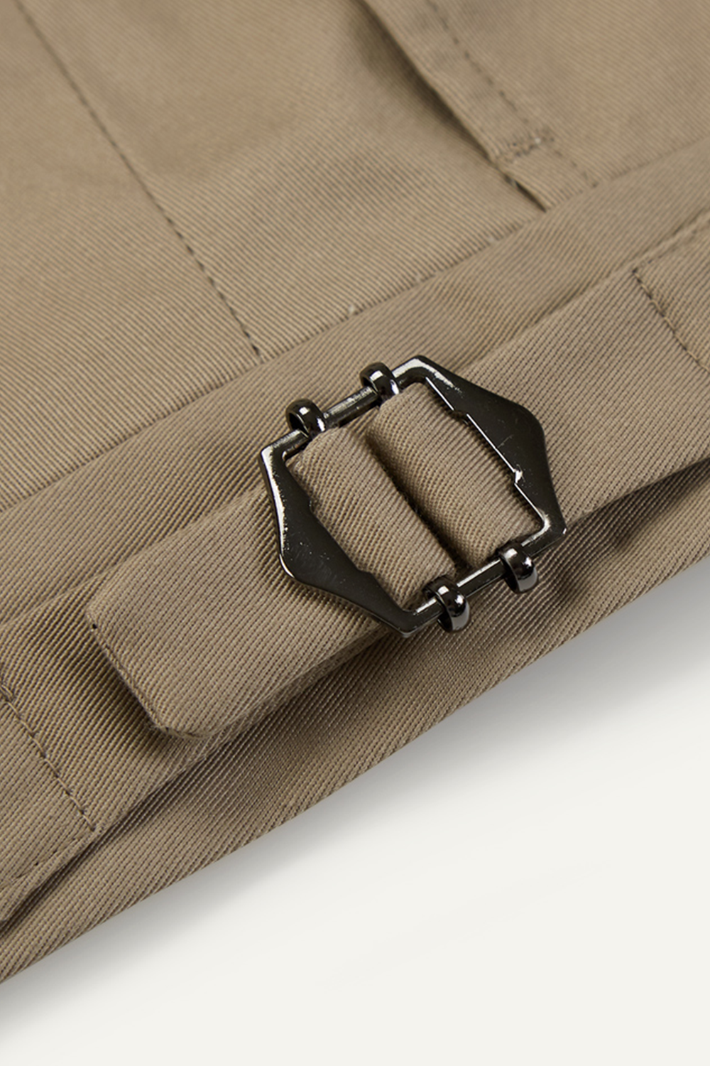 Calça em modelagem italiana de sarja rígida de algodão, cintura alta, com ajustadores laterais - Khaki