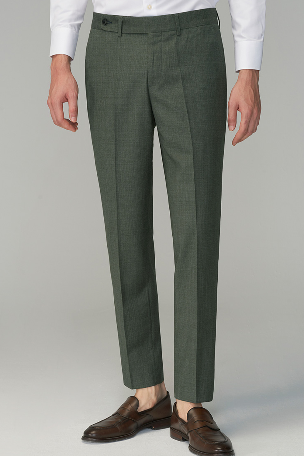 Calça em modelagem italiana, cintura média, com passantes para cinto - Verde