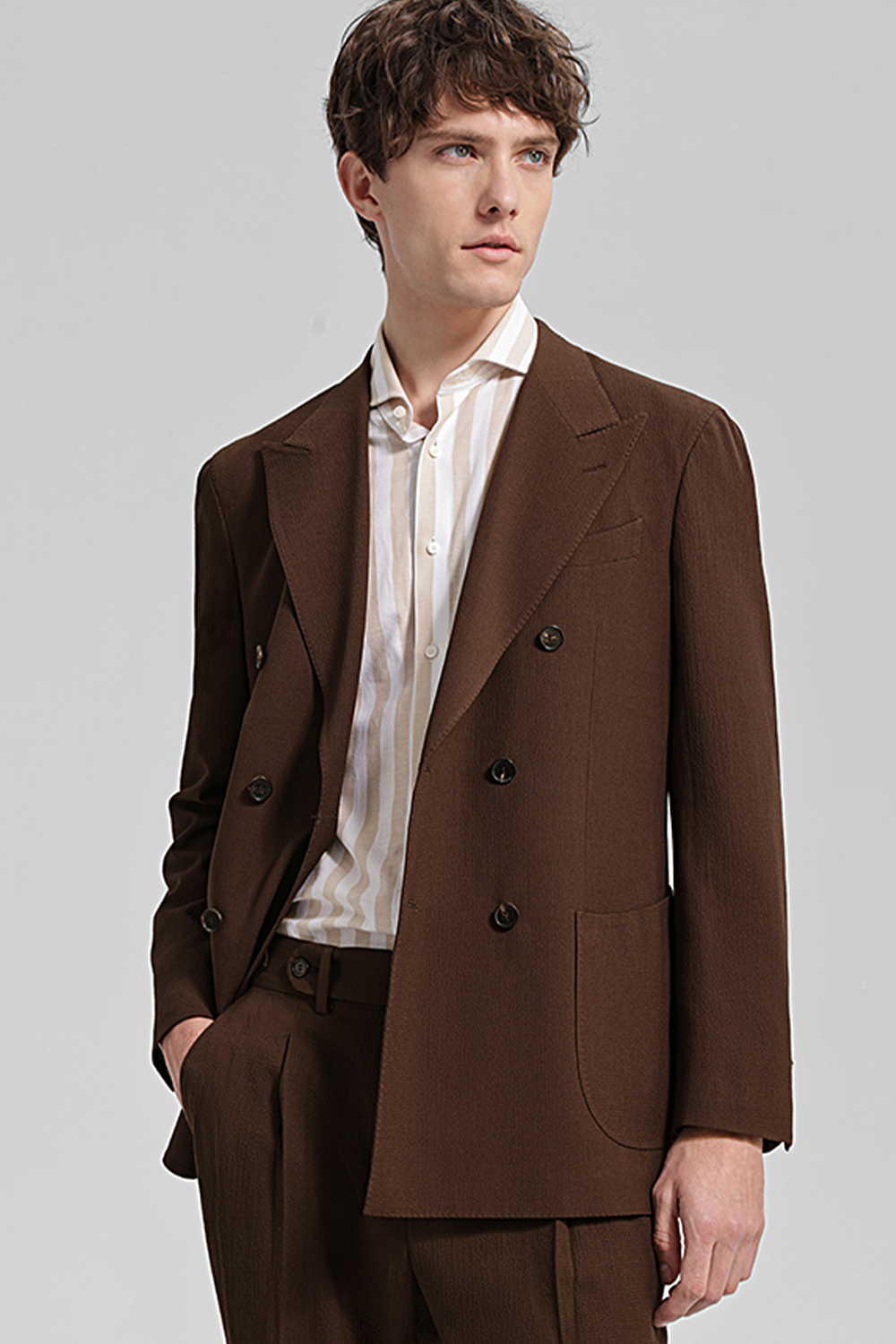 Costume double breasted 6x2, em poliviscose e elastano, seersucker, com lapela peak - Marrom