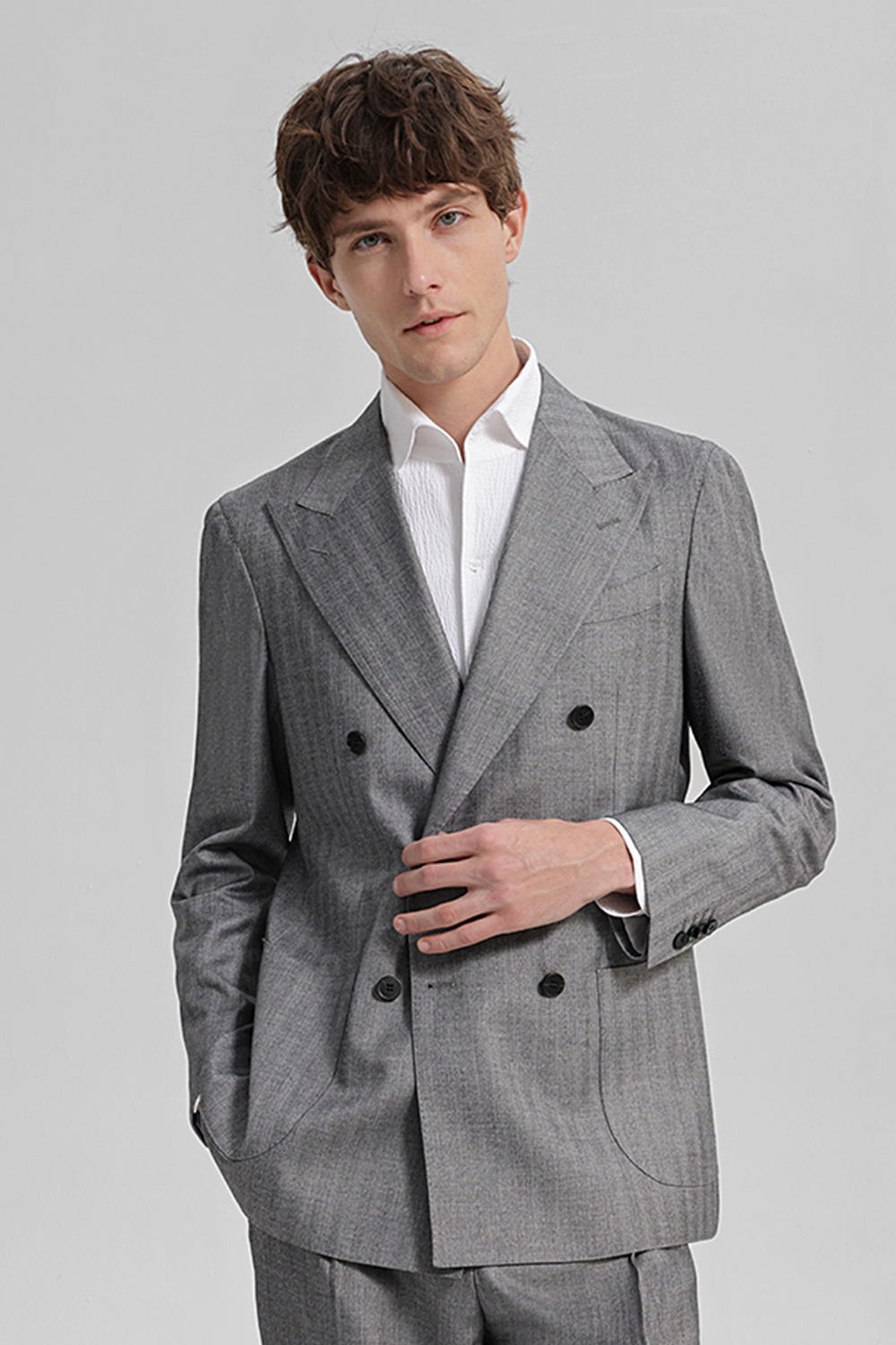 Costume double breasted 6x2, em poliviscose e elastano, com lapela peak - Cinza espinha de peixe