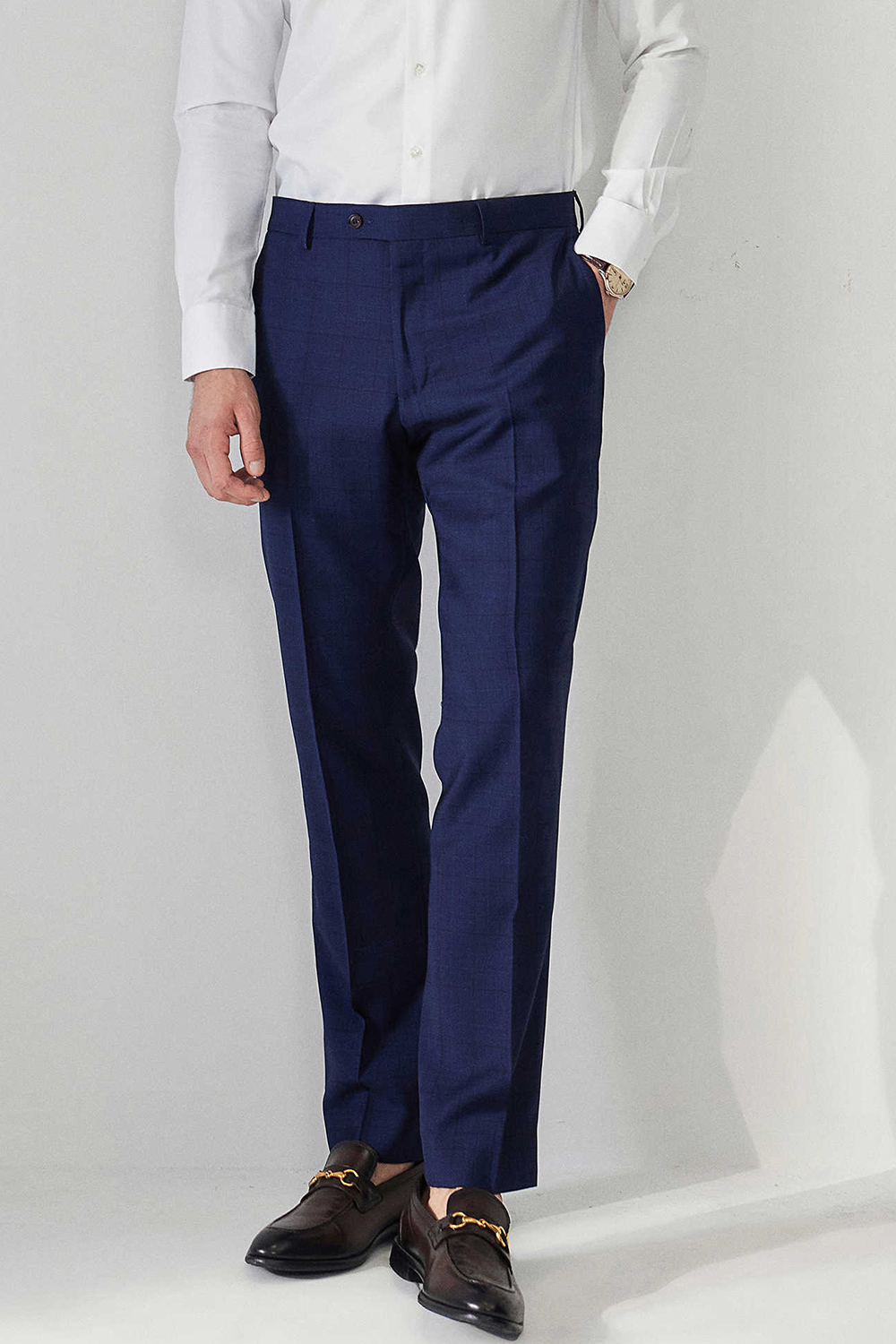 Calça de modelagem italiana, em lã super 130'S com 17.20 µ com cintura alta e passantes de cinto - Exalt Azul marinho com padronagem