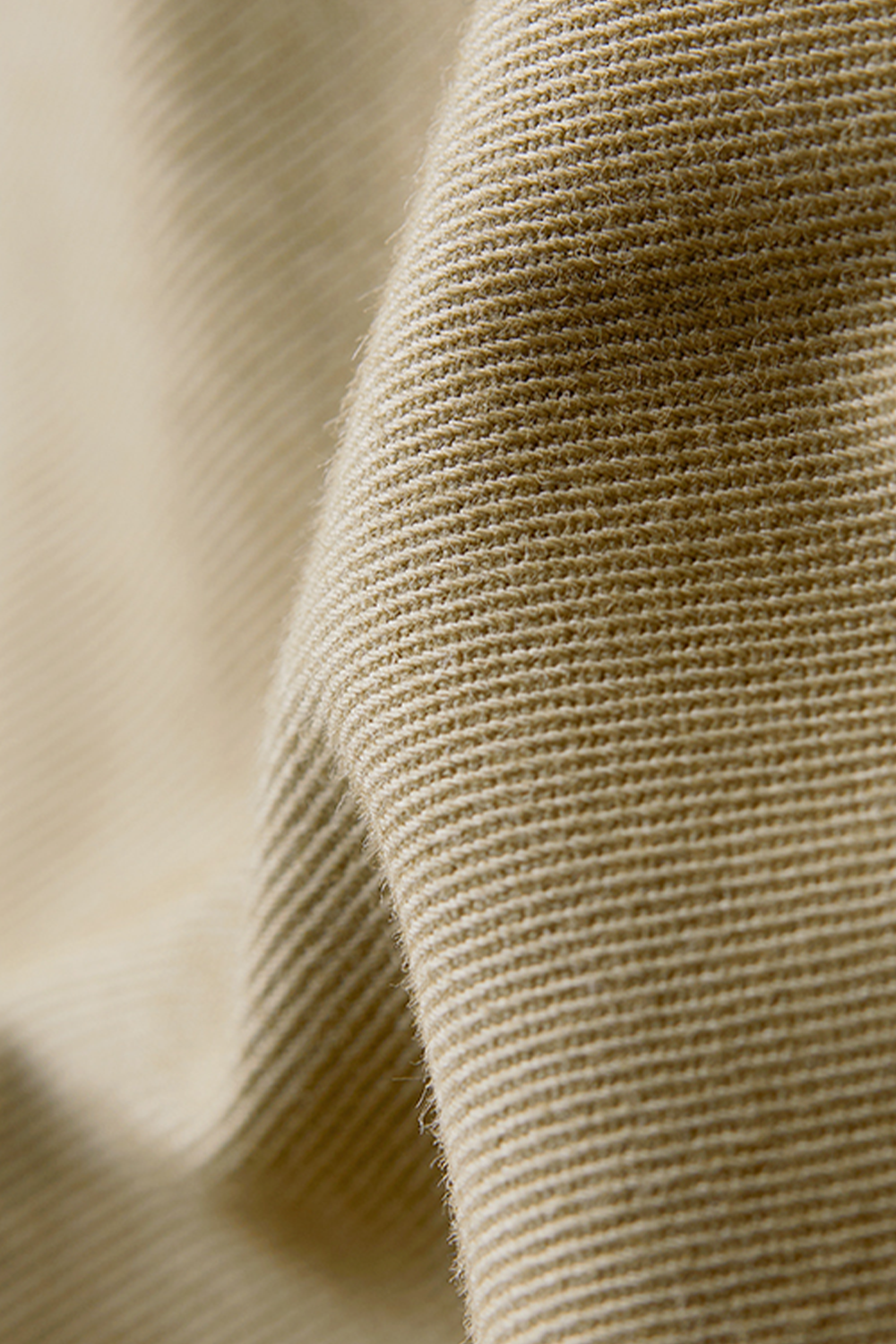 Calça de alfaiataria, em sarja de algodão com elastano, cintura alta, com passantes para cinto - Khaki