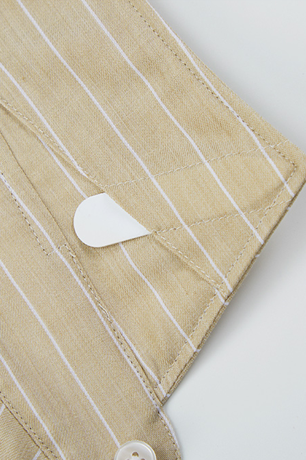 Camisa de manga comprida com colarinho windsor, em algodão com poliester - Khaki listrada