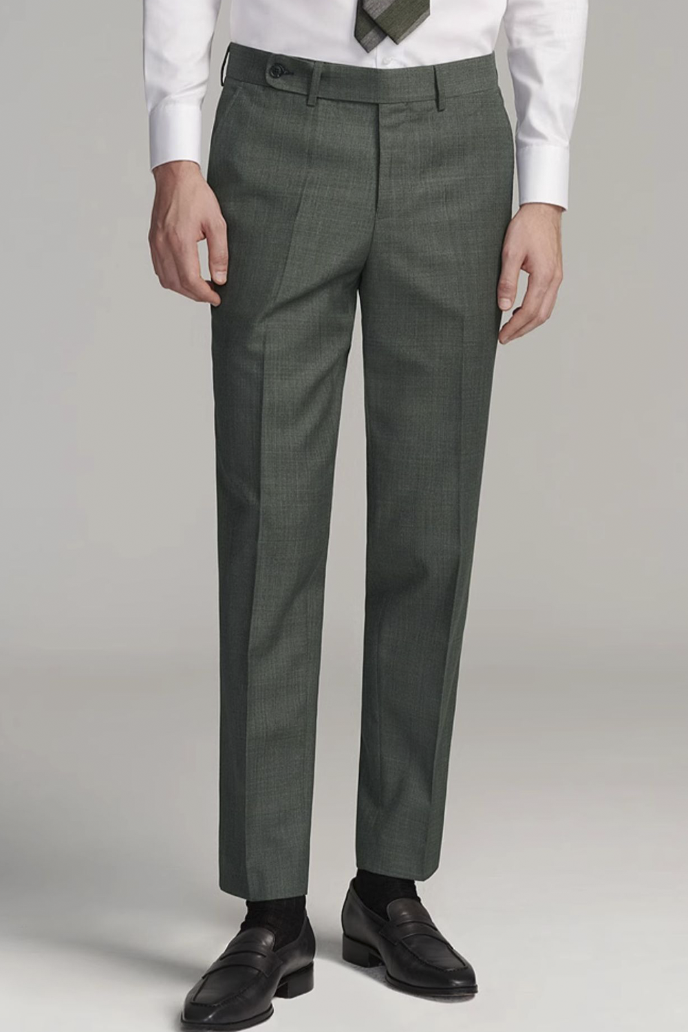 Calça em modelagem italiana, cintura média, com passantes para cinto - Verde