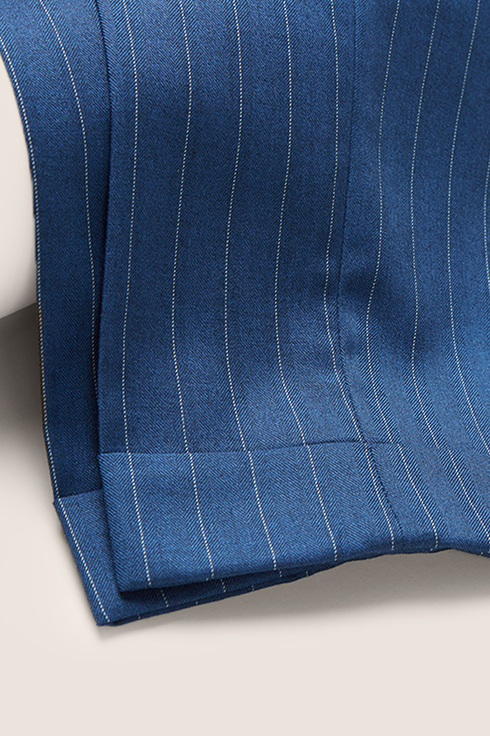 Calça em modelagem italiana, cintura alta, com ajustadores laterais, azul médio risca de giz - Risca de giz