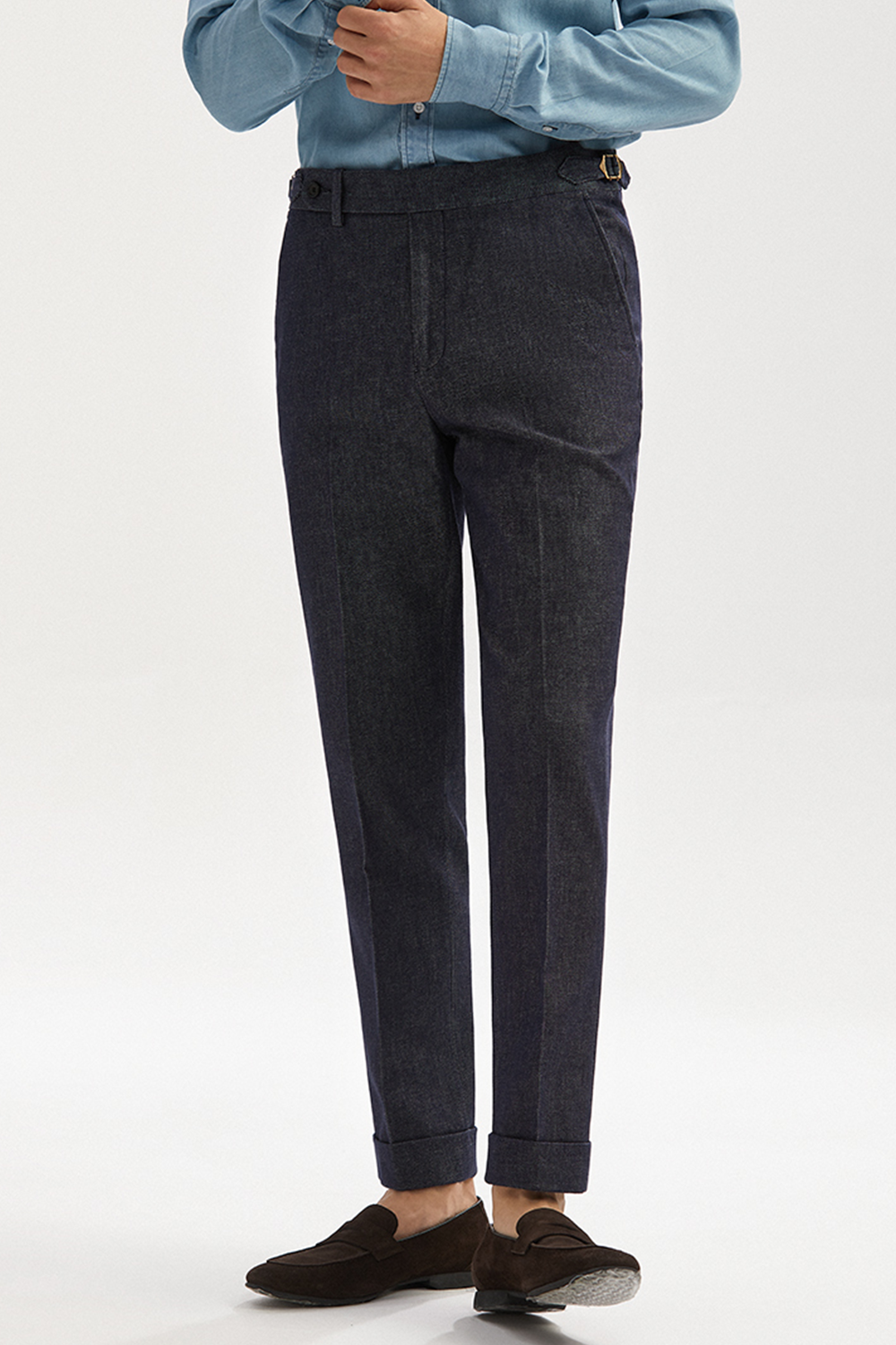 Calça em modelagem italiana jeans de algodão, cintura alta, com ajustadores laterais - Jeans - ANS