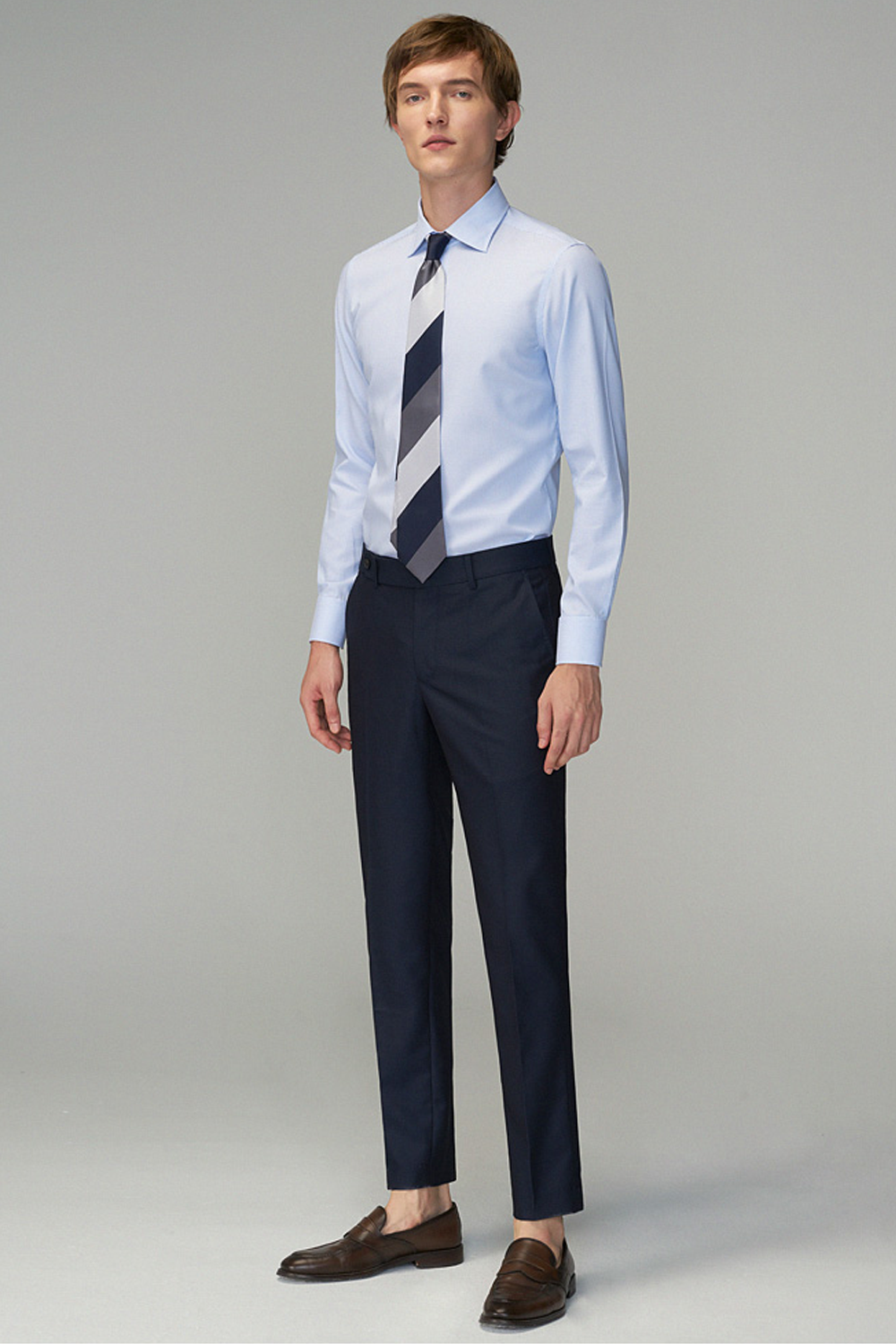 Calça em modelagem italiana, cintura média, com passantes para cinto - Azul
