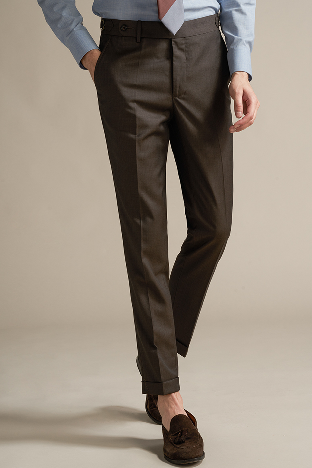 Calça em modelagem italiana em lã tropical, cintura alta, com ajustadores laterais - Marrom ANS