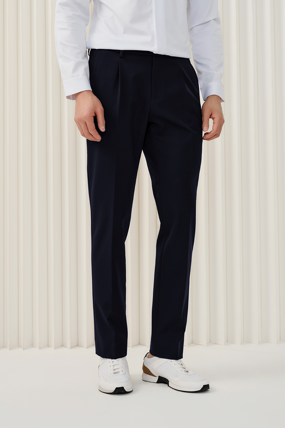 Calça de modelagem italiana, em nylon com elastano, com ajustadores laterais - Azul marinho