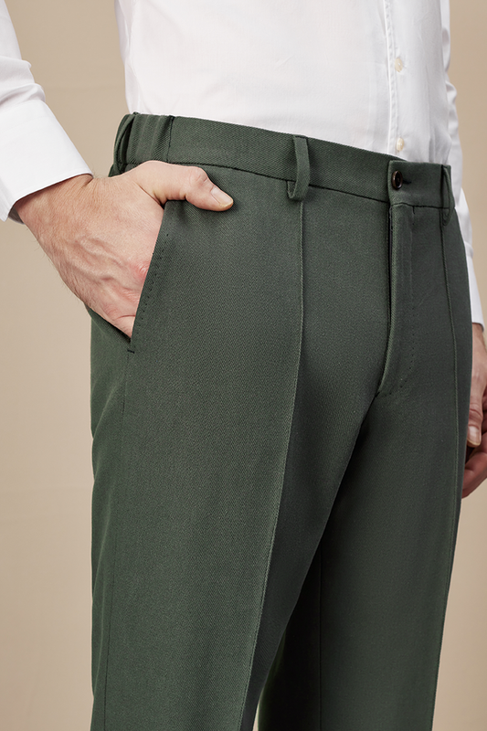 Calça de modelagem italiana, 100% algodão, com cintura alta e passantes de cinto - Verde musgo