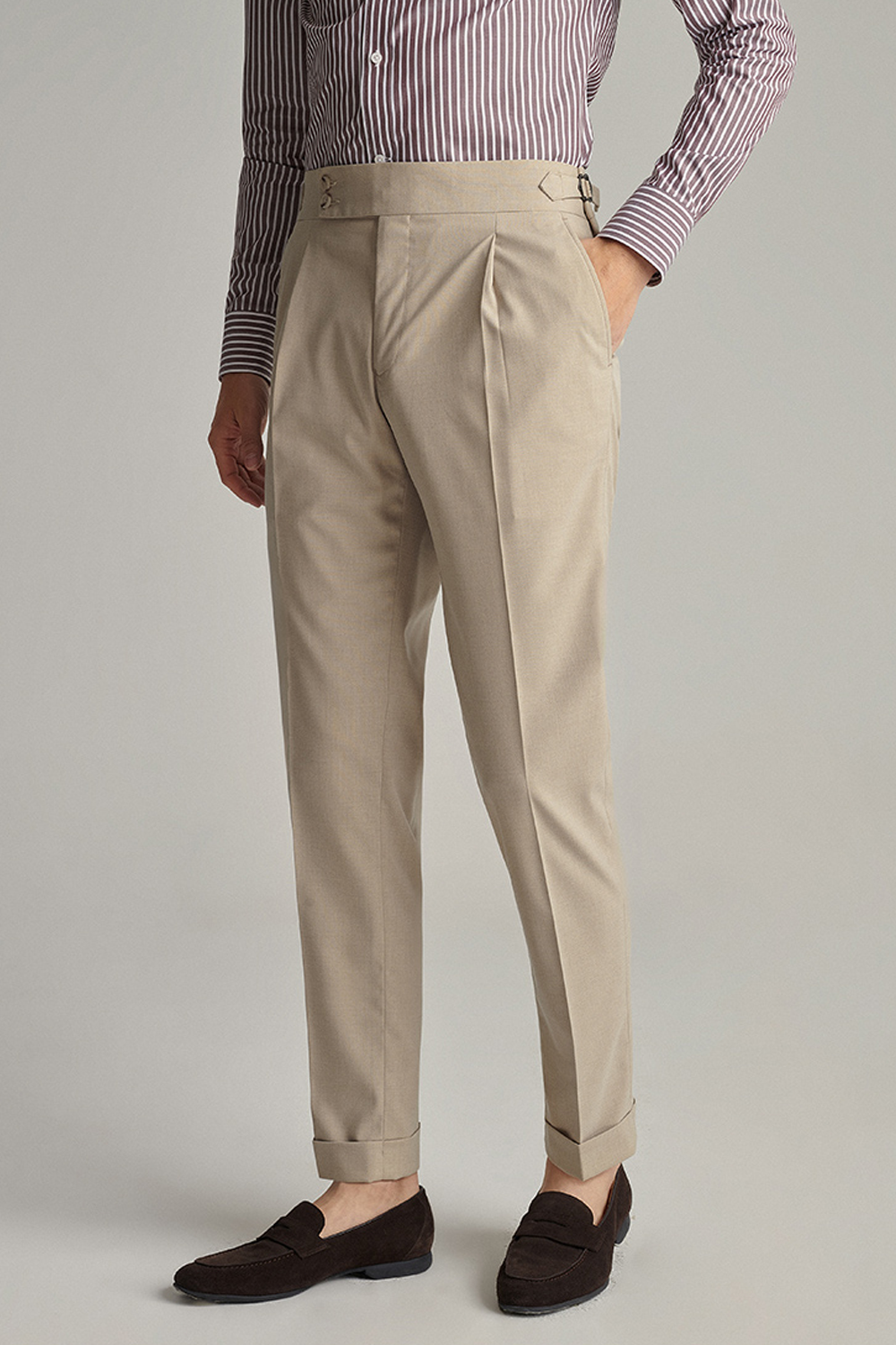 Calça em modelagem italiana, cintura alta, com ajustadores laterais - Khaki Areia ANS