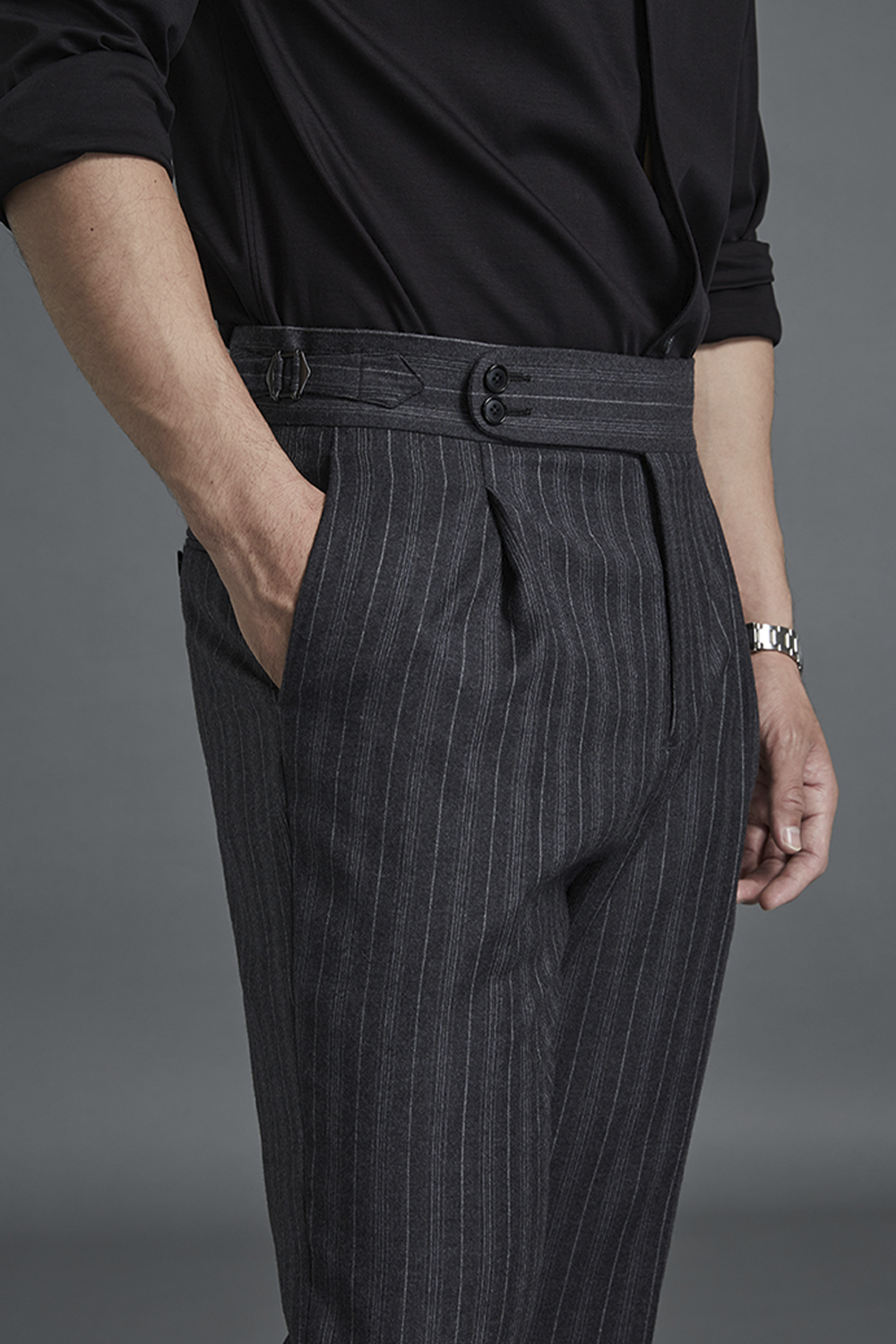 Calça de modelagem italiana, em cashmere e lã merino 110's 18.25 micron - Cinza noturno com riscas de giz