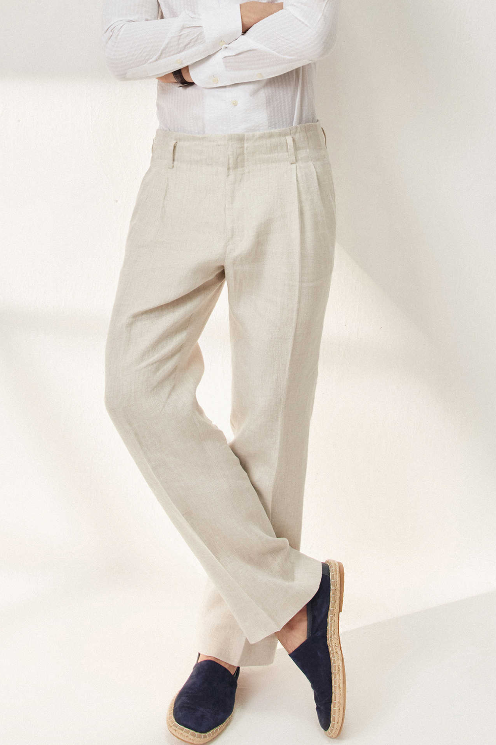 Calça de modelagem italiana, 100% linho hopsack, com cós de hollywood - Palha Crua
