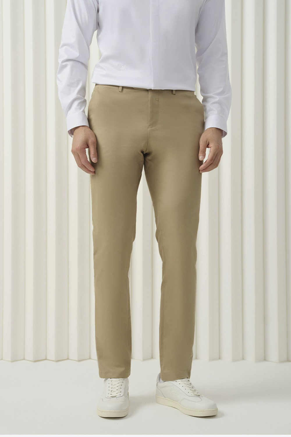 Calça de alfaiataria, em sarja de algodão com elastano, cintura alta, com passantes para cinto - Khaki