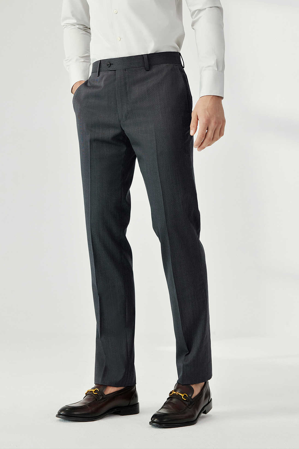 Calça de modelagem italiana, em lã super 120'S com 17.75 µ com cintura alta e passantes de cinto - Cinza grafite