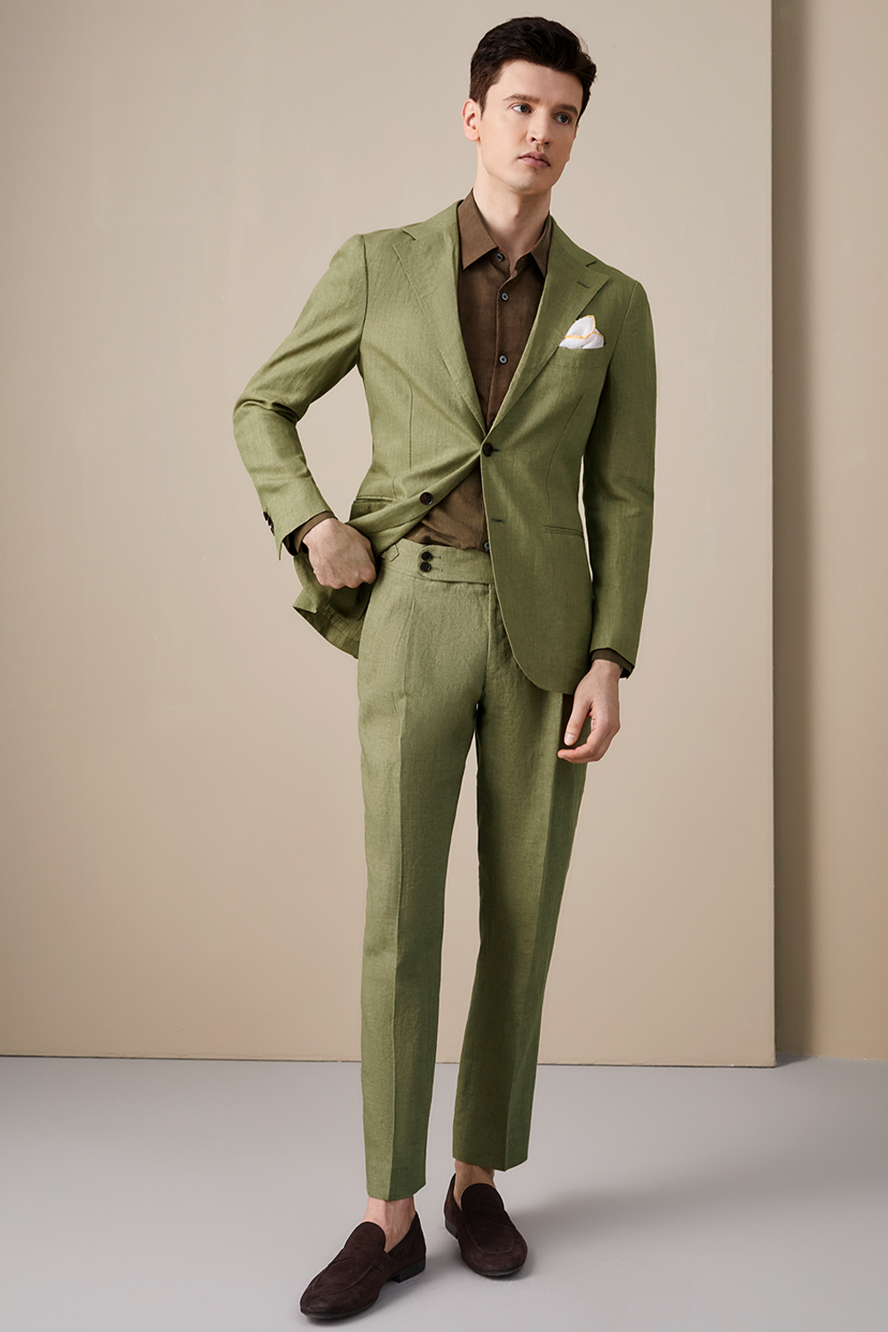 Costume desestruturado single breasted, 100% linho, com lapela notched - Verde oliva