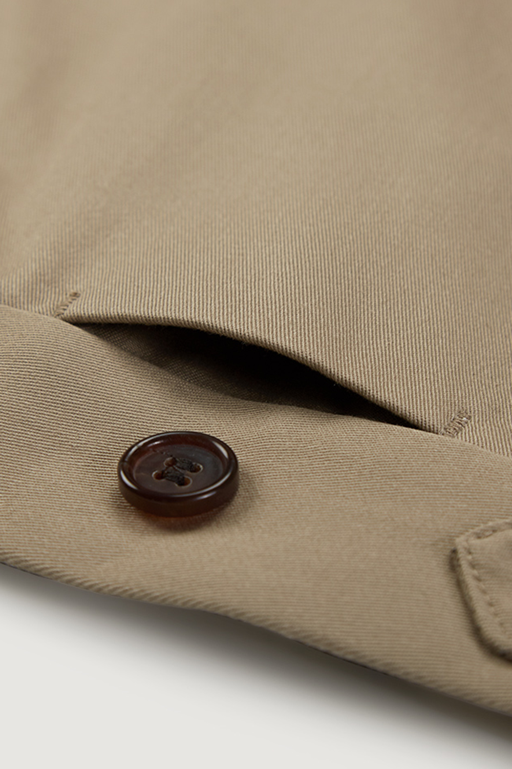Calça em modelagem italiana de sarja rígida de algodão, cintura alta, com ajustadores laterais - Khaki