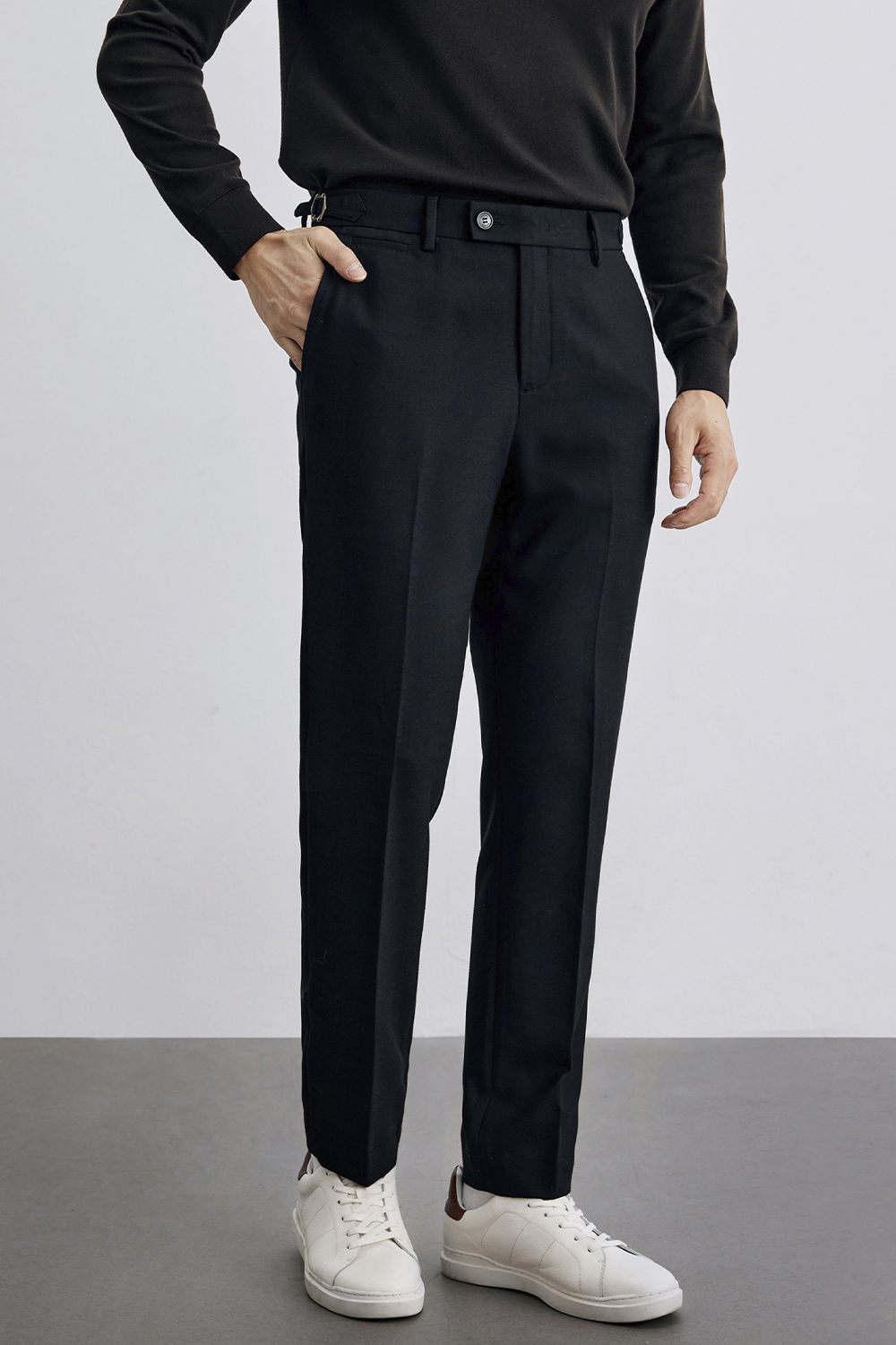 Calça de cintura alta, em lã tropical e elastano, com ajuste lateral - Preto café