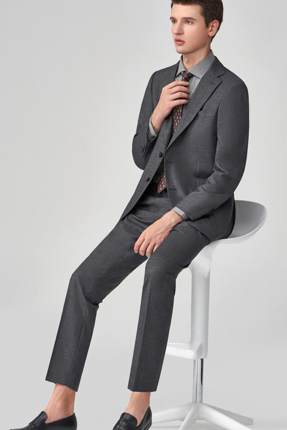 Costume single breasted em poliviscose e elastano, com lapela notched - Cinza grafite