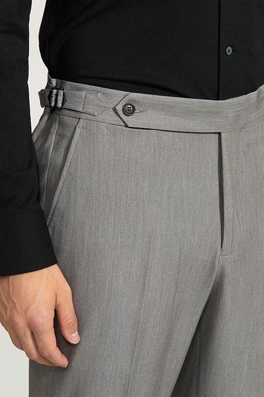 Calça em modelagem italiana, cintura alta, com ajustadores laterais - Cinza ANS