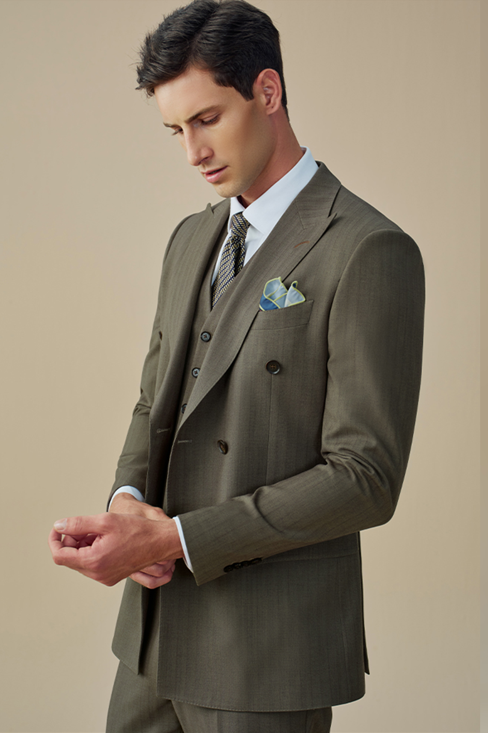 Costume double breasted 6x2, em polilã com elastano e lapela peak- Khaki Chá