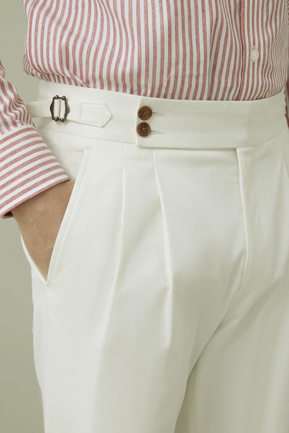 Calça de modelagem italiana, em algodão com elastano com ajustadores laterais - Branca