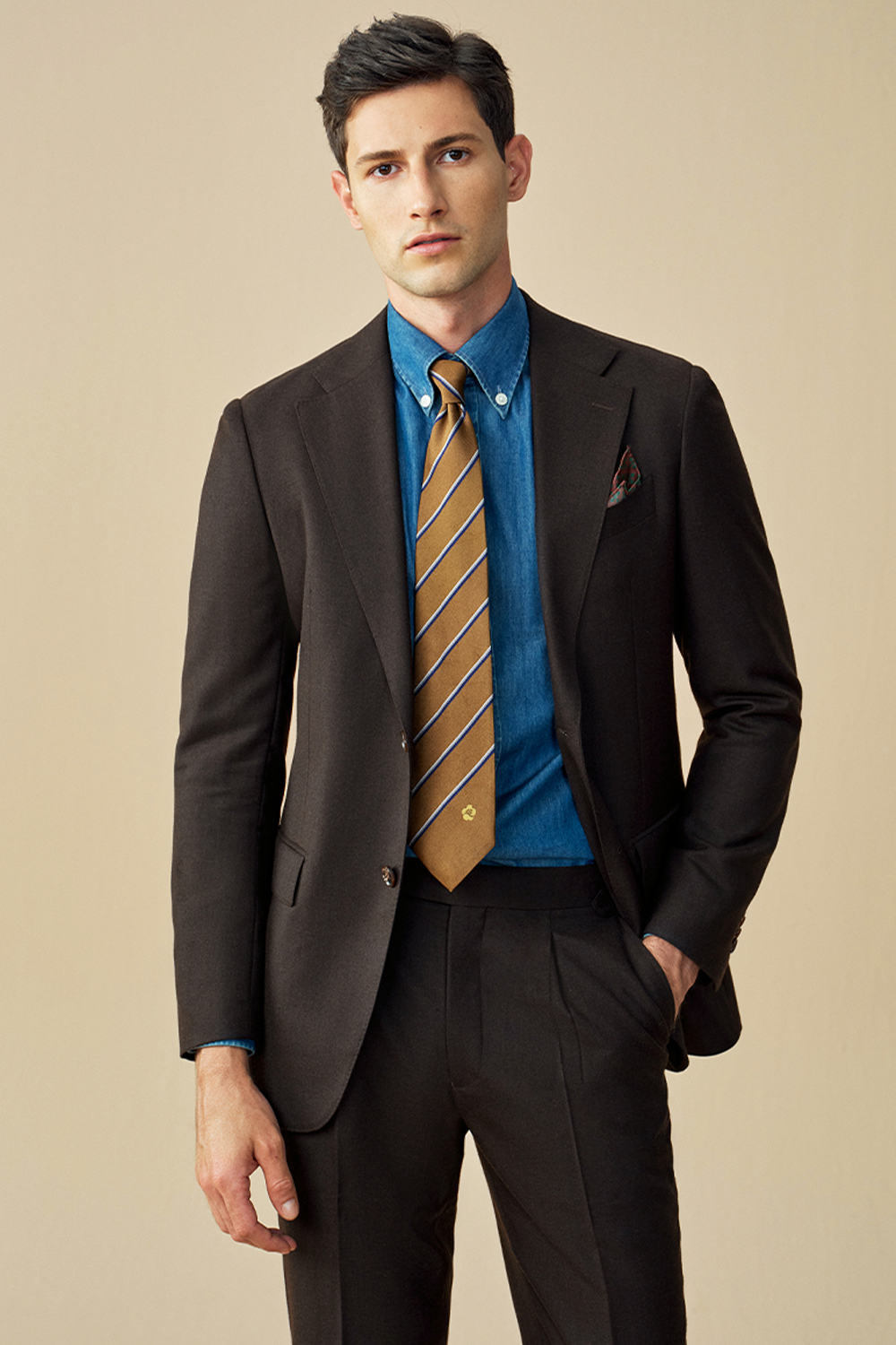 Costume single breasted, em lã tropical, com lapela notched - Marrom médio