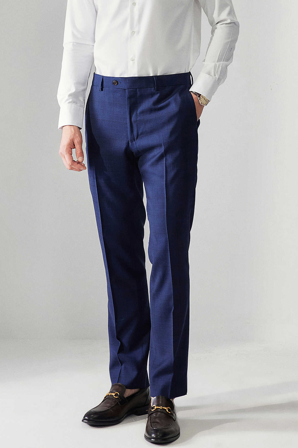 Calça de modelagem italiana, em lã super 130'S com 17.20 µ com cintura alta e passantes de cinto - Exalt Azul marinho com padronagem