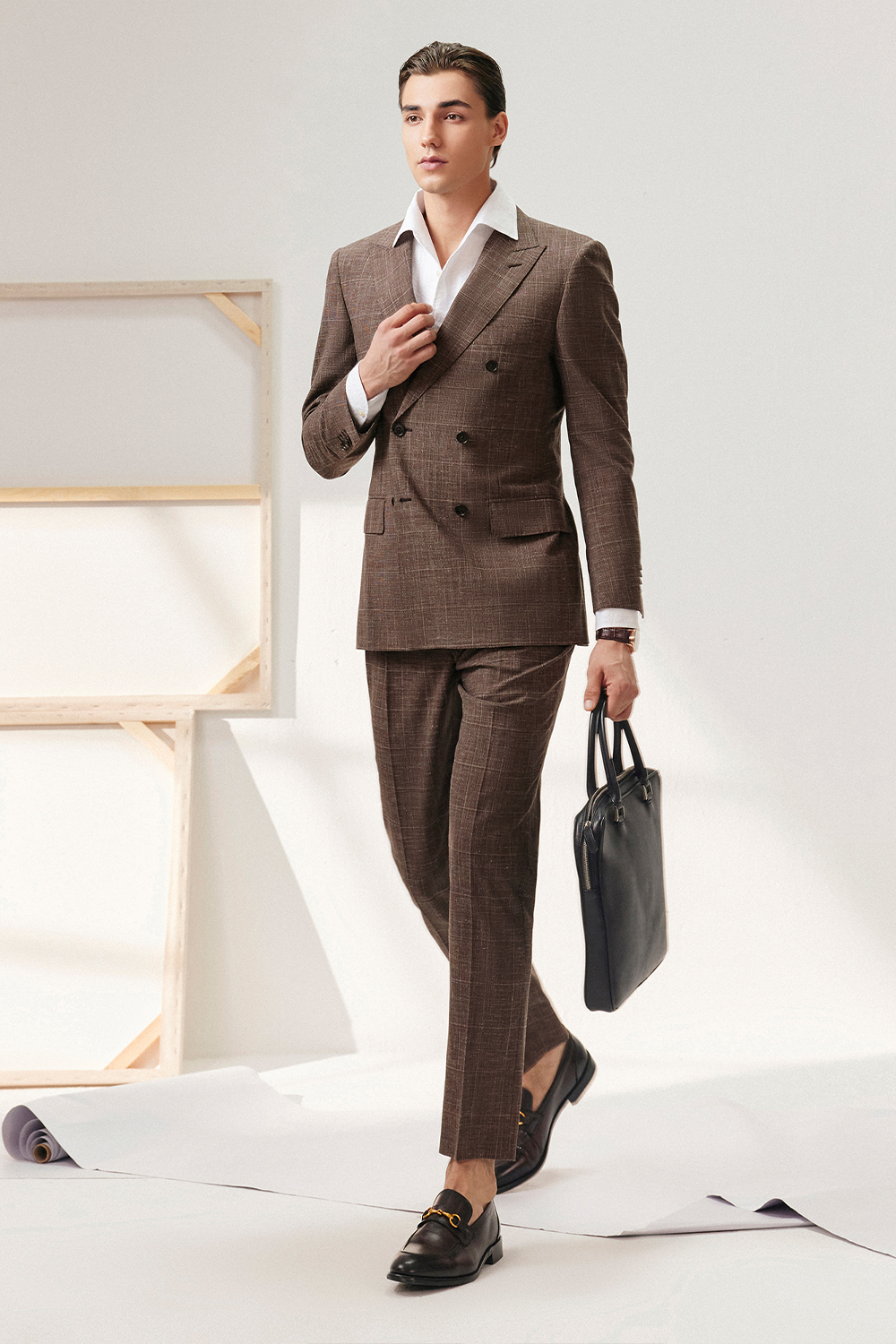 Lanifício Vitale Barberis Canonico - Costume double breasted 6x2, half canvas em lã, linho e seda com lapela peak - Marrom café
