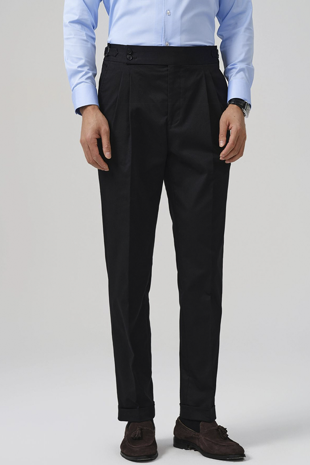 Calça de modelagem italiana, em algodão com elastano com ajustadores laterais - Preta
