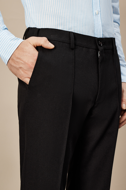 Calça de modelagem italiana, 100% algodão, com cintura alta e passantes de cinto - Preta