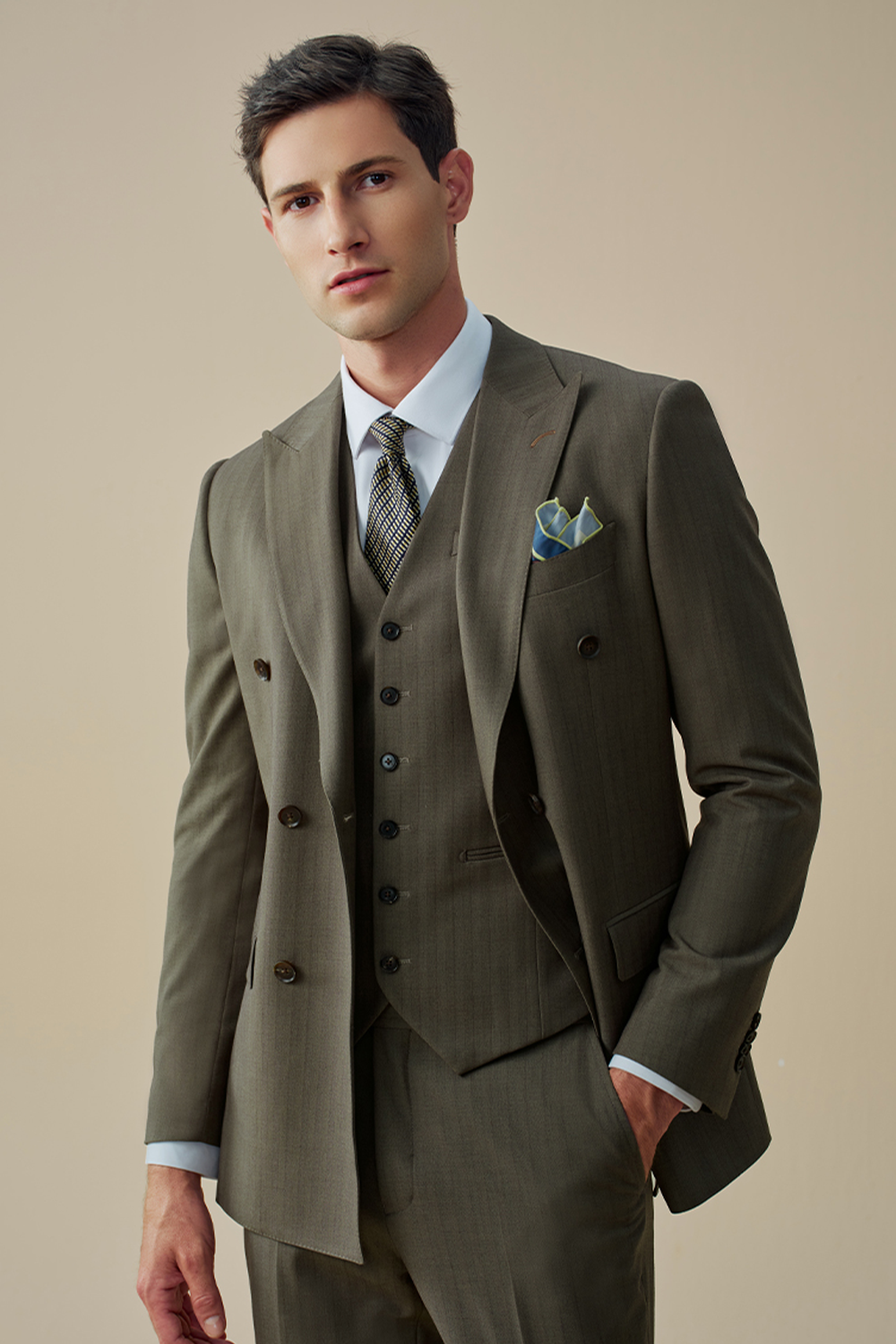 Costume double breasted 6x2, em polilã com elastano e lapela peak- Khaki Chá