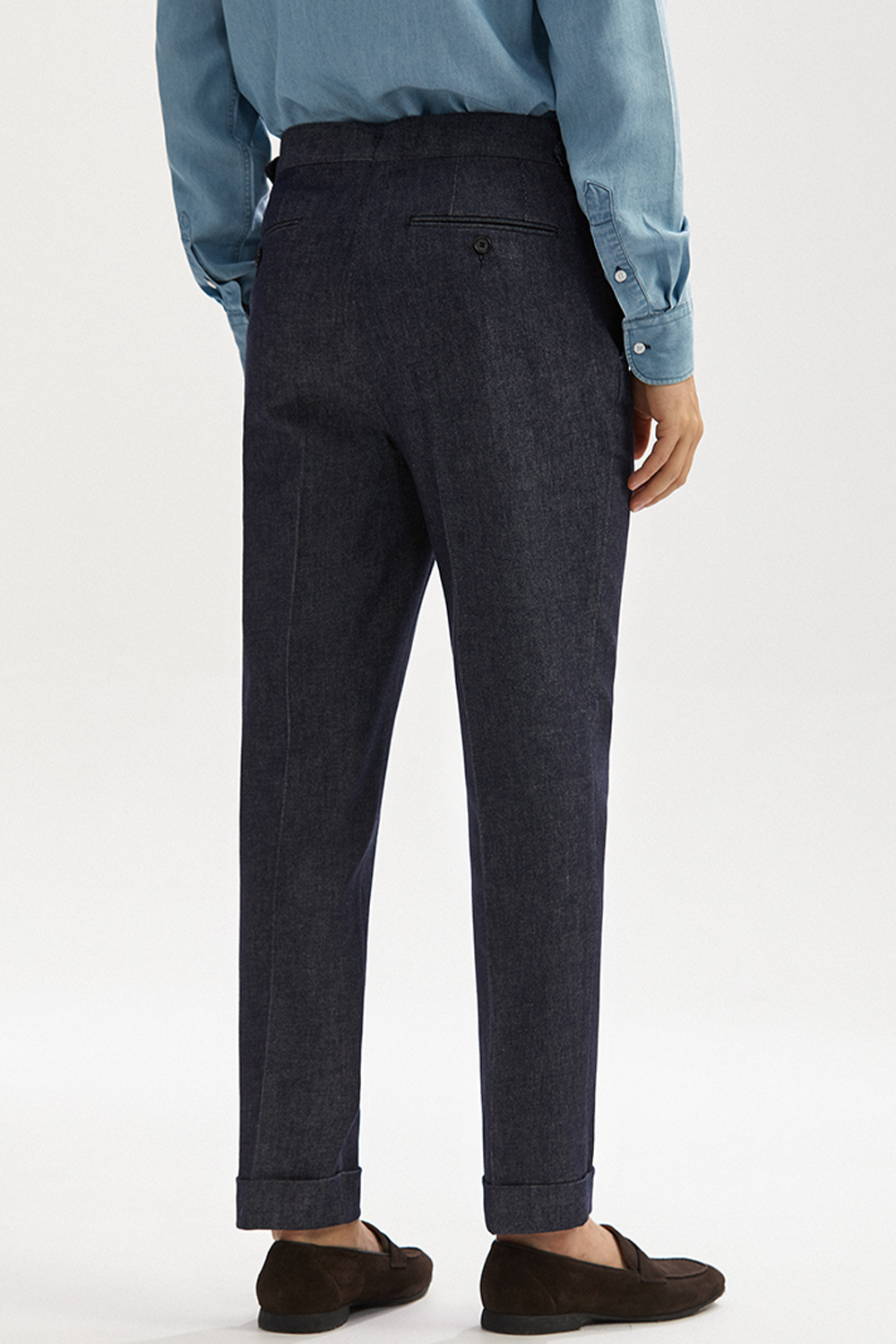 Calça em modelagem italiana jeans de algodão, cintura alta, com ajustadores laterais - Jeans - ANS