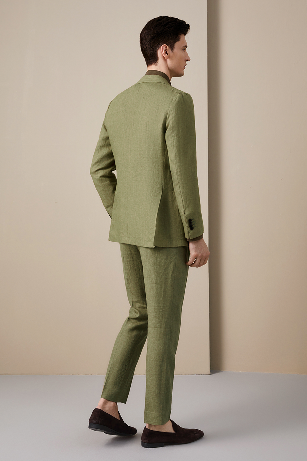 Costume desestruturado single breasted, 100% linho, com lapela notched - Verde oliva