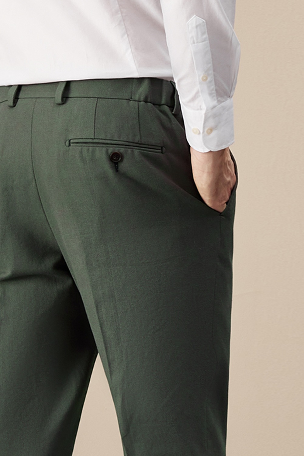 Calça de modelagem italiana, 100% algodão, com cintura alta e passantes de cinto - Verde musgo