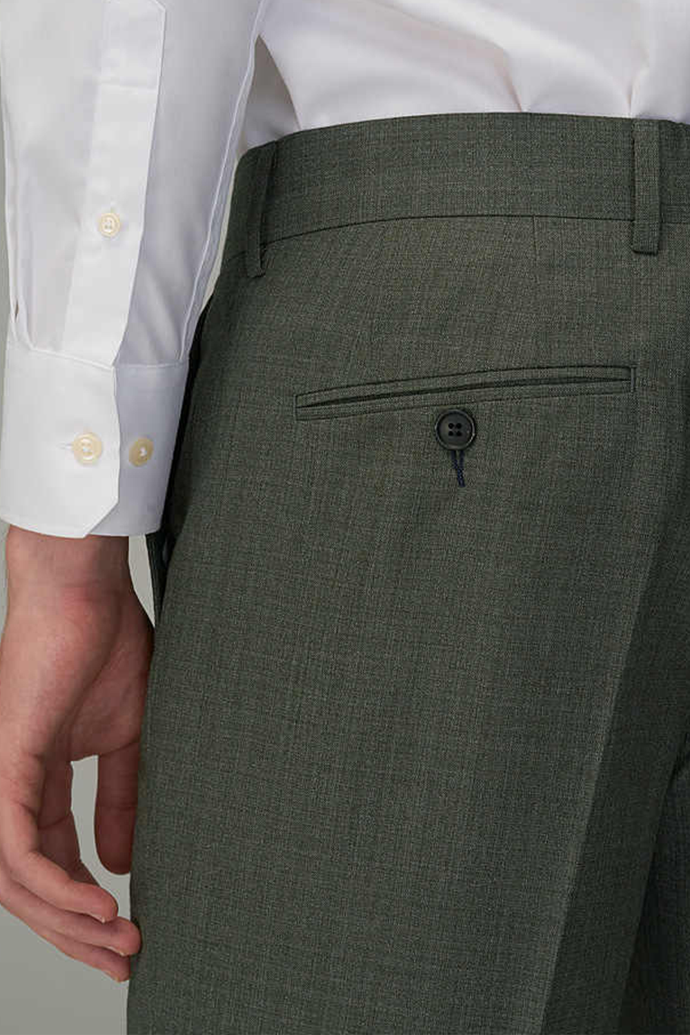 Calça em modelagem italiana, cintura média, com passantes para cinto - Verde