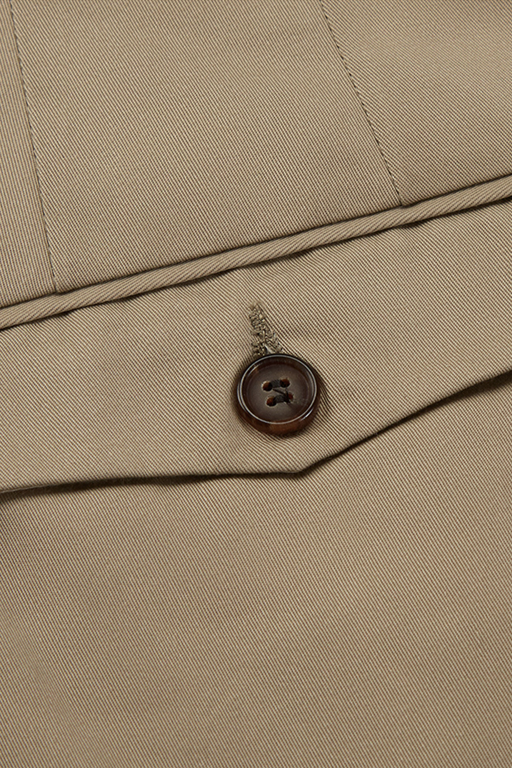 Calça em modelagem italiana de sarja rígida de algodão, cintura alta, com ajustadores laterais - Khaki