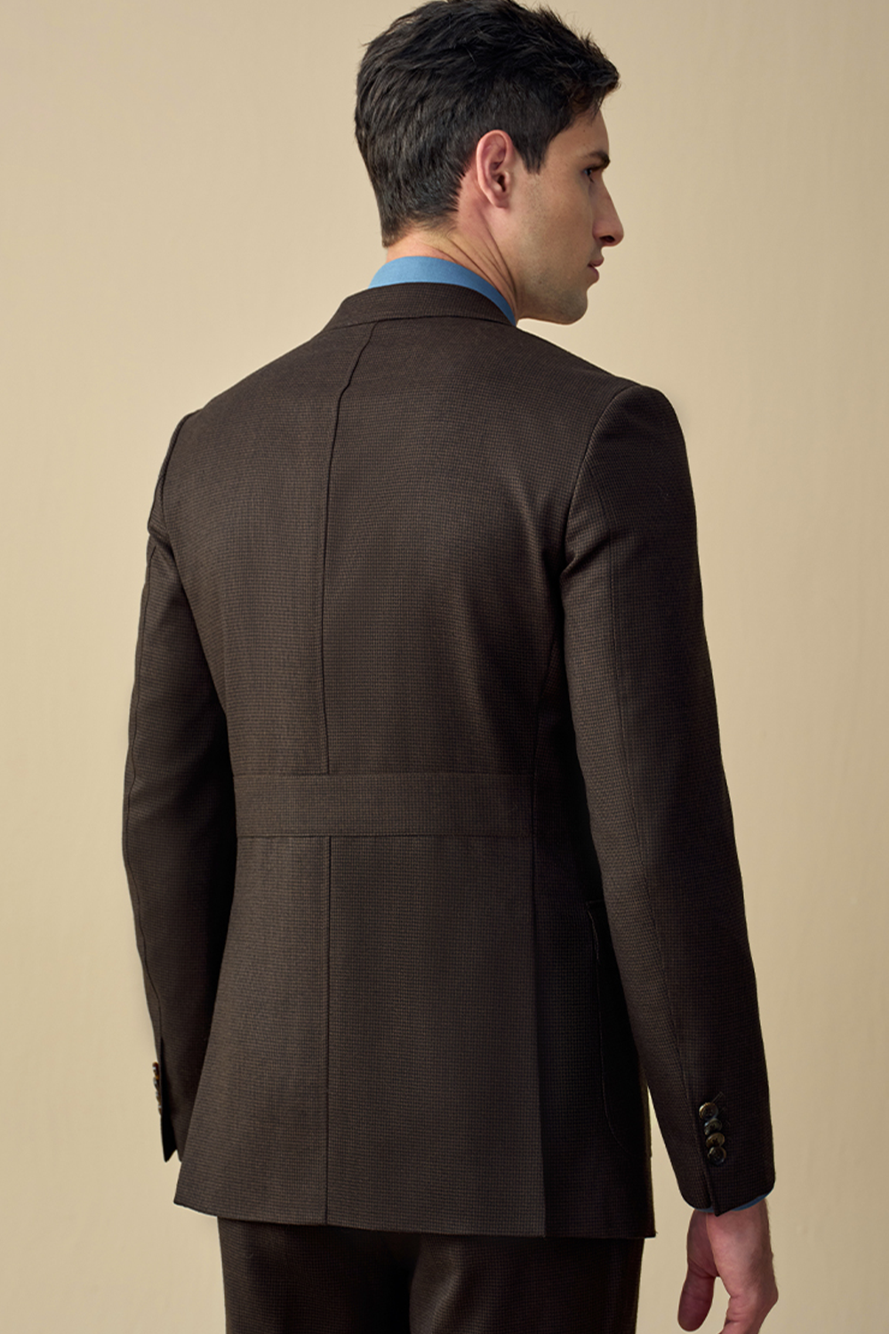 Costume com Norfolk Jacket, em lã tropical, com lapela notched - Monarchy Padronagem huddersfield marrom