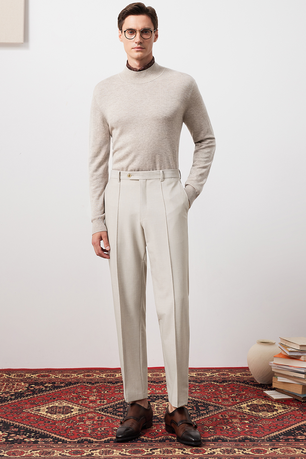 Calça de modelagem italiana, em lã tropical, com cintura alta e passantes de cinto - Rilassato Off-White