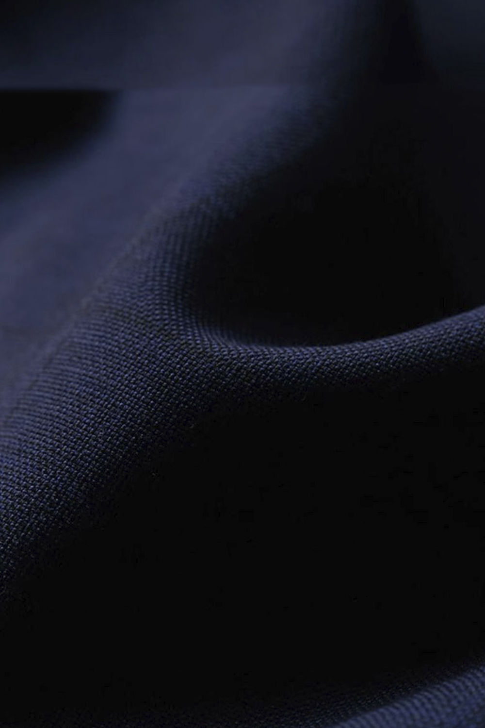 Calça de modelagem italiana, em lã super 130'S com 17.20 µ com cintura alta e passantes de cinto - Exalt Azul marinho com padronagem