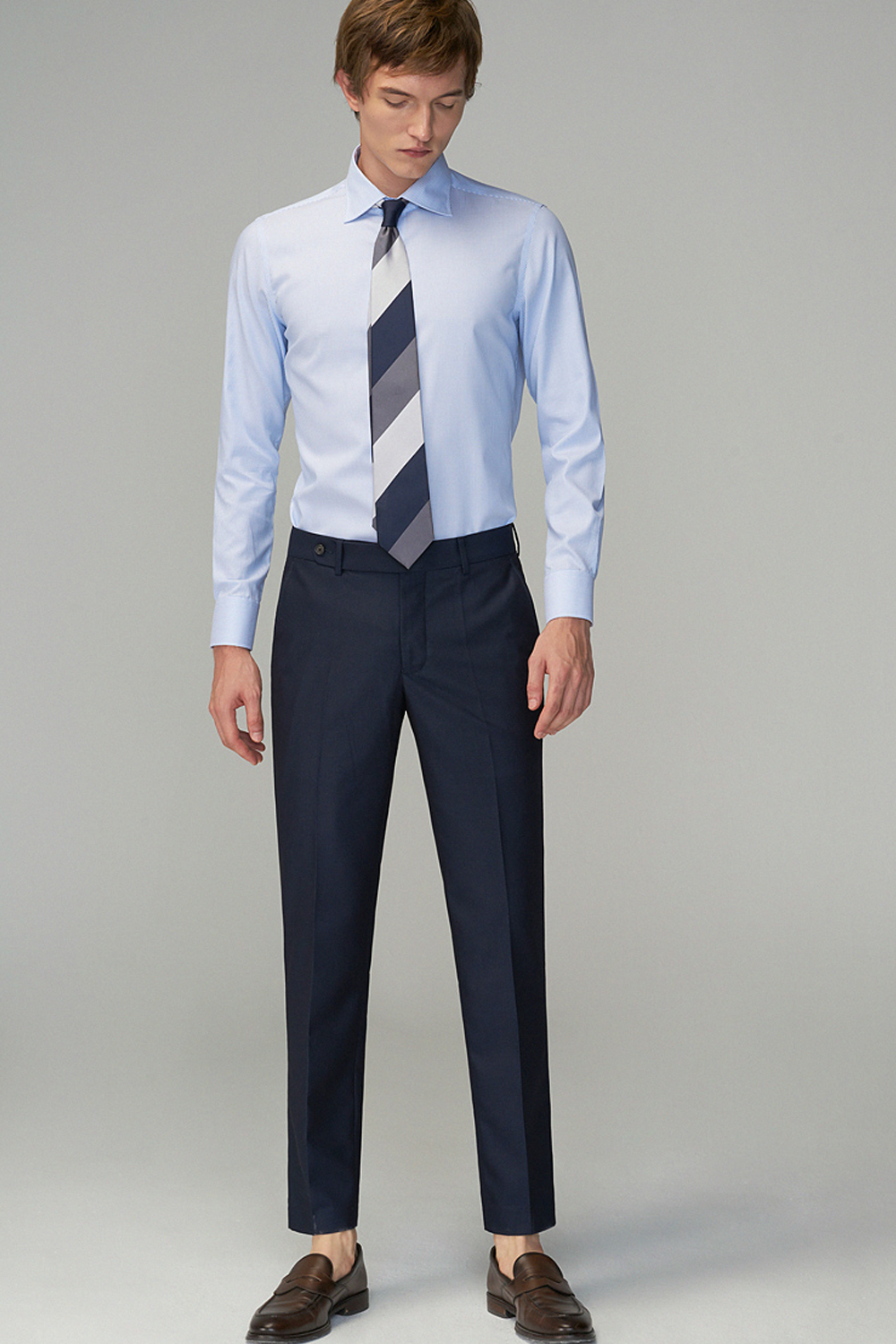 Calça em modelagem italiana, cintura média, com passantes para cinto - Azul