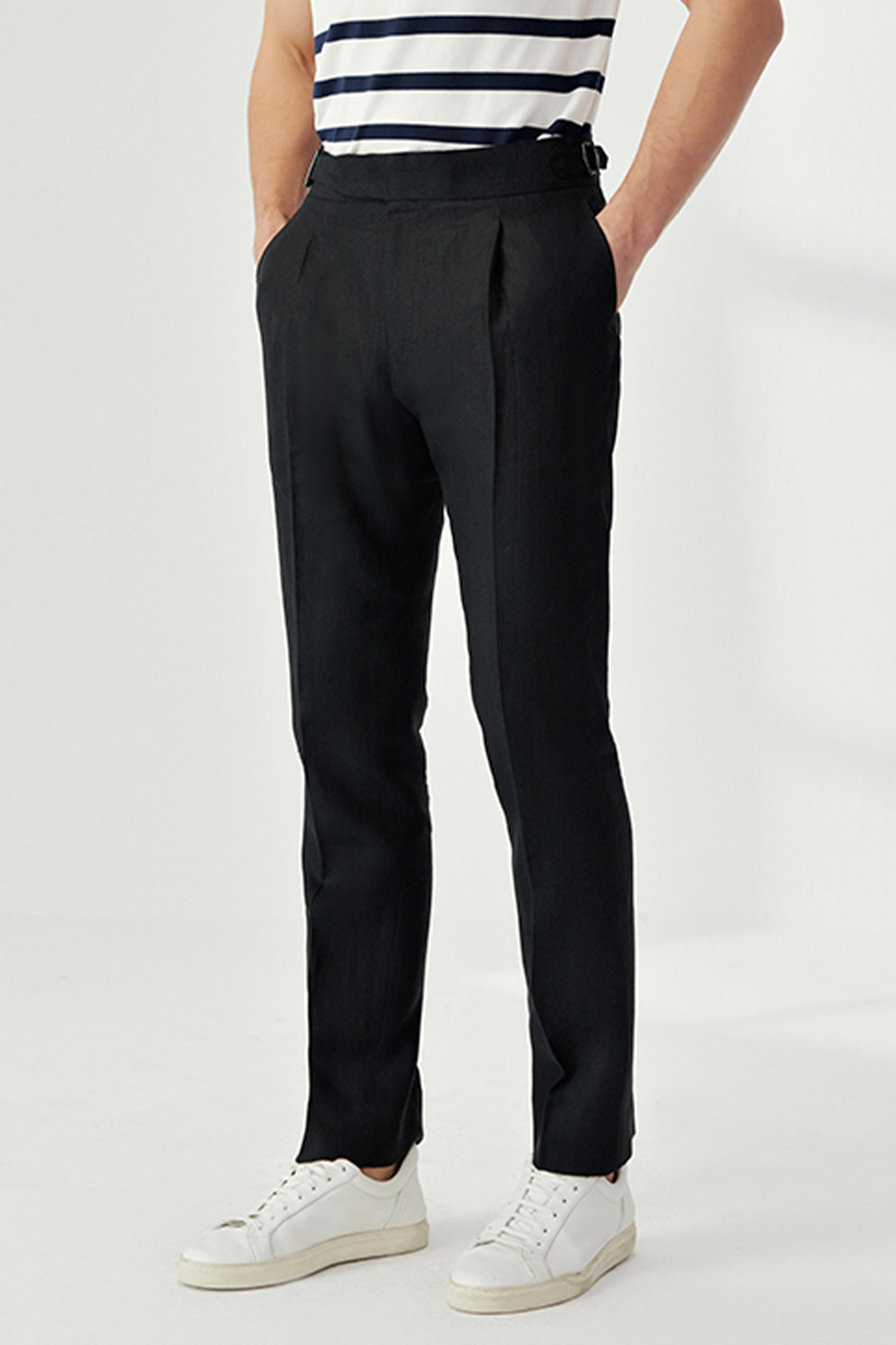 Calça de modelagem gurkha, 100% linho hopsack, com faixa frontal e ajustador lateral - Gork Preta