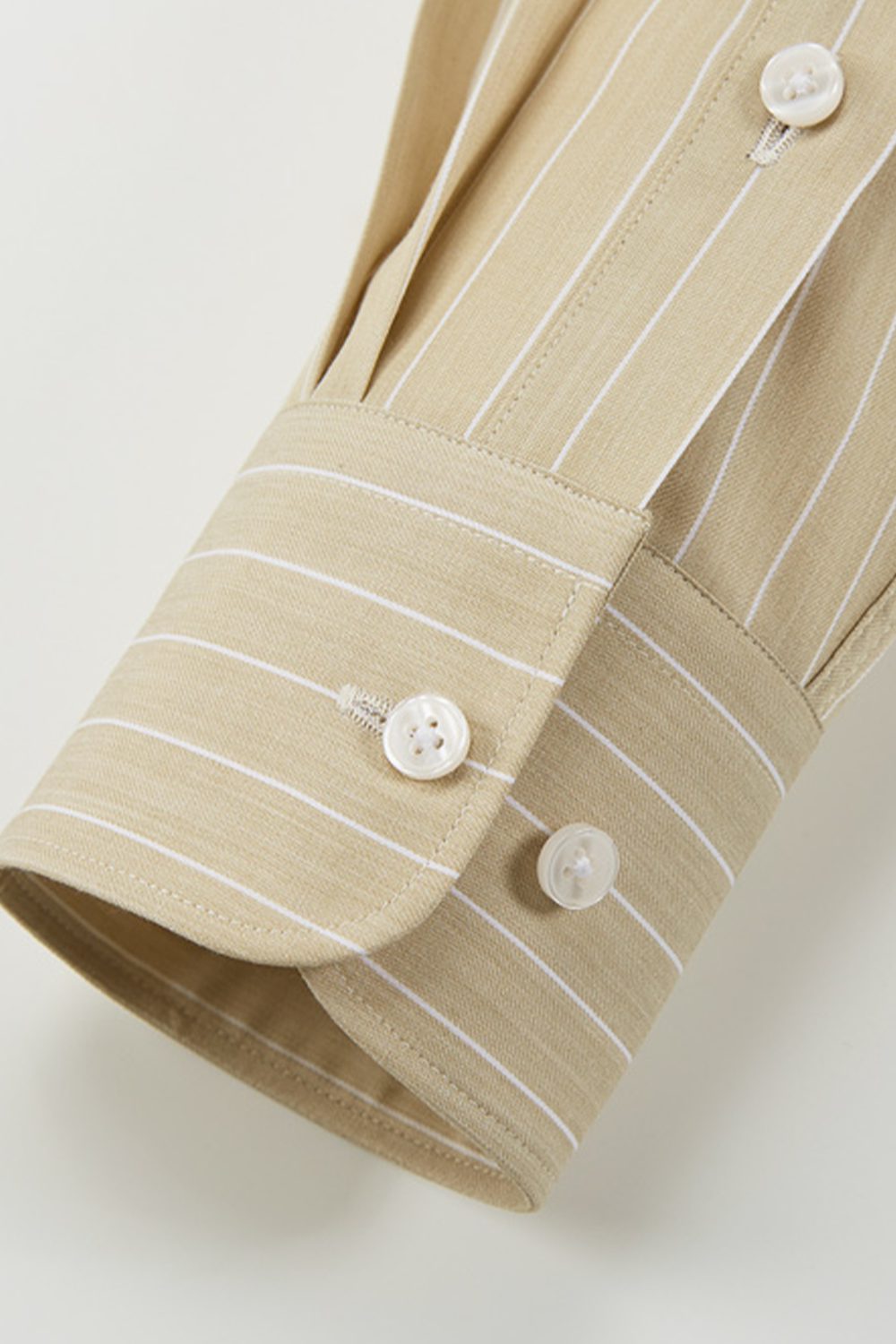 Camisa de manga comprida com colarinho windsor, em algodão com poliester - Khaki listrada