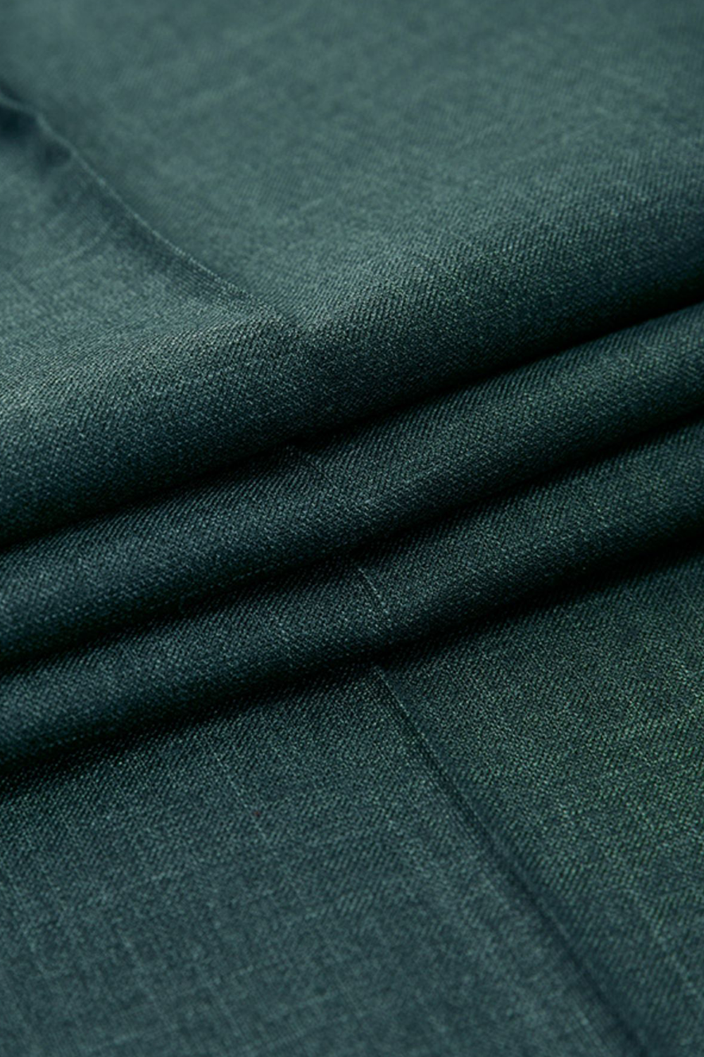 Calça em modelagem italiana, cintura alta, com ajustadores laterais e bolso frontal - Verde