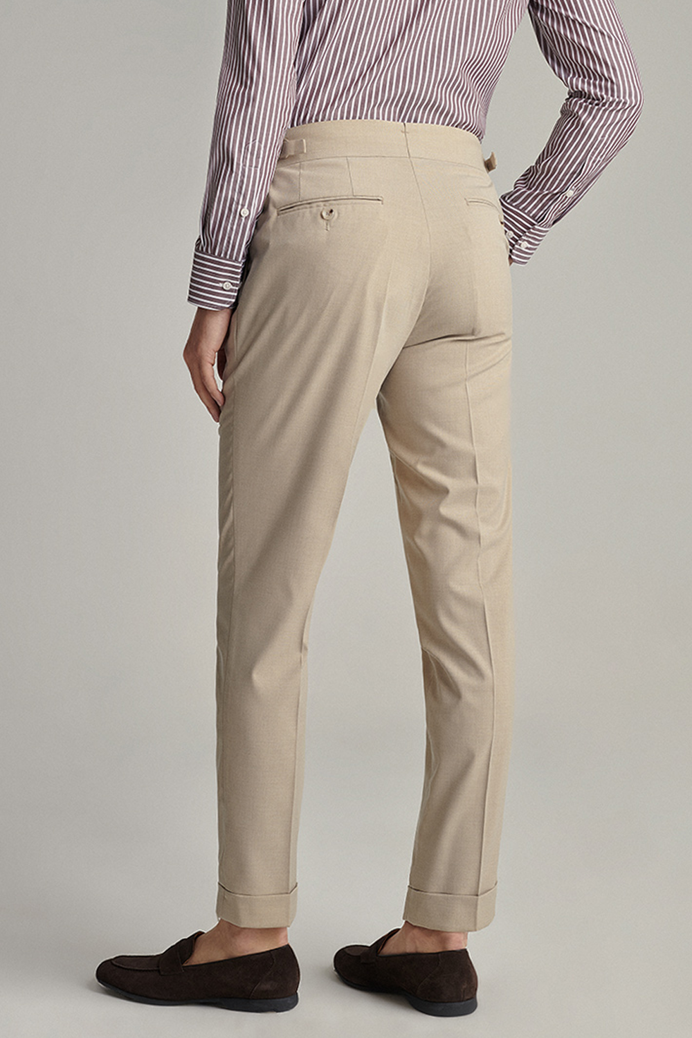 Calça em modelagem italiana, cintura alta, com ajustadores laterais - Khaki Areia ANS