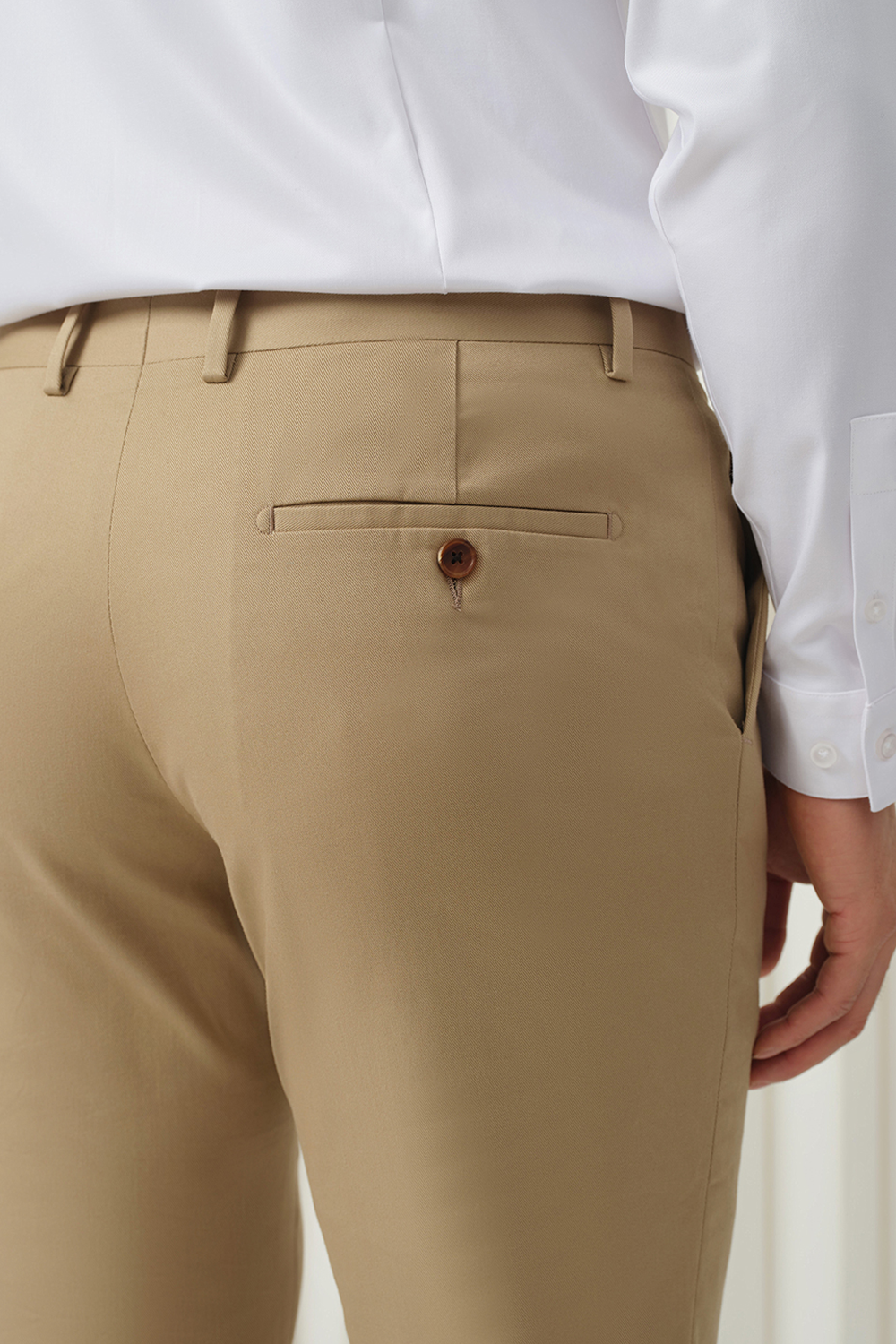Calça de alfaiataria, em sarja de algodão com elastano, cintura alta, com passantes para cinto - Khaki