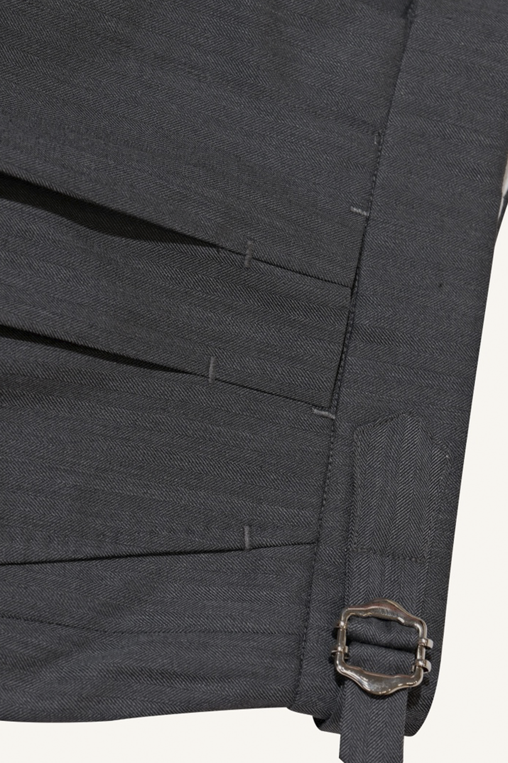Calça em lã tropical, com ajuste lateral - Cinza chumbo