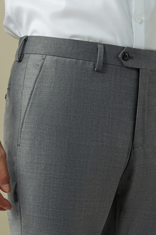 Calça de alfaiataria, em lã com seda, cintura alta, com passantes para cinto - Cinza